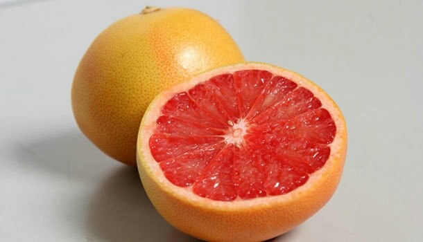 草莓葡萄柚子汁,<a style='color:red;display:inline-block;' href='/shicai/ 638'>葡萄柚</a>洗净，去皮去核切块放盘备用。