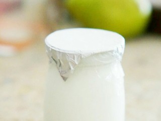 五谷酸奶豆浆,加入酸奶及适量的饮用水扣紧杯盖。