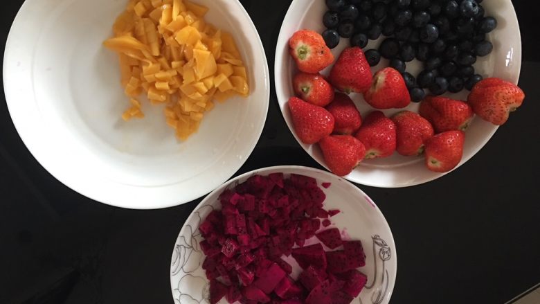 巧克力三层水果裸蛋糕,准备好各种水果，红黄黑配色漂亮，我用的草莓，芒果，红心火龙果和蓝莓