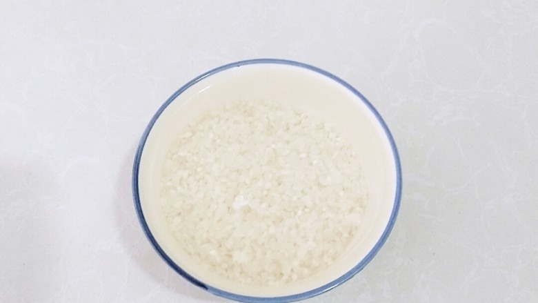 玉米粒排骨焖饭,大米淘洗干净。