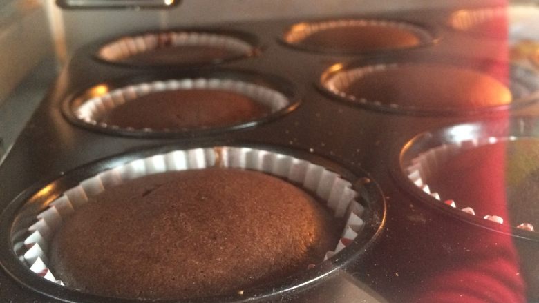 可可奶油纸杯蛋糕,将烤盘放入预热好的烤箱中，上下火160度，20分钟左右。用牙签插入蛋糕内部，拔出牙签后没有粘上蛋糕，即代表熟了。