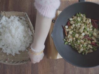 菜蒸饭（洋芋蒸饭）
,将空干水分的大米扣在菜上。
