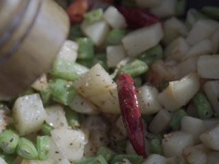菜蒸饭（洋芋蒸饭）
,加花椒和适量的盐翻炒一分钟