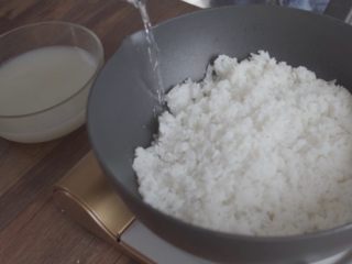 菜蒸饭（洋芋蒸饭）
,加适量的水，大约在米饭的下面。不宜太多，根据自己用的锅来衡量。