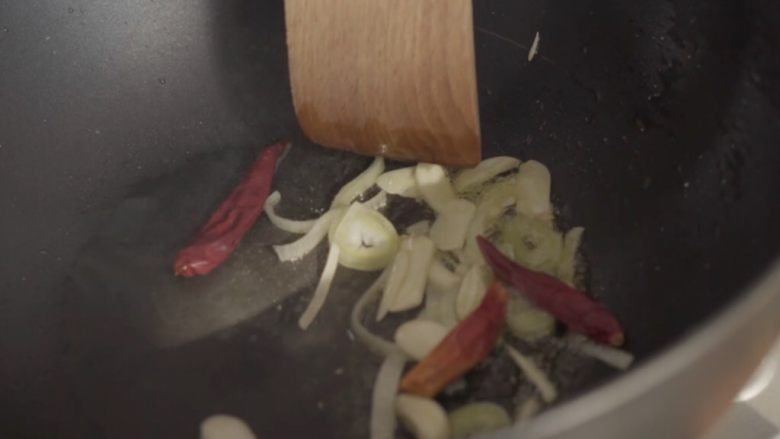 菜蒸饭（洋芋蒸饭）
,干辣椒根据喜好放入，热油炒香蒜片和葱。