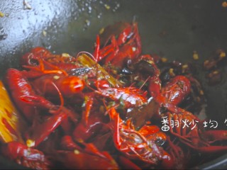 麻辣小龙虾,小火20分钟后，放入蒜末大火收汁