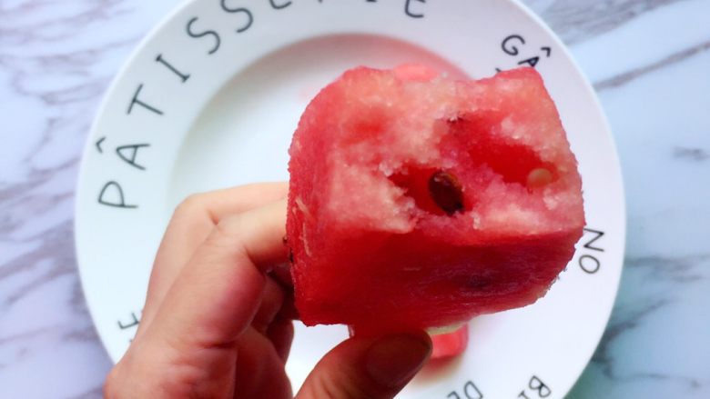#清凉一夏#DIY 纯水果西瓜棒冰,轻轻咬上一口，甜蜜美味，冰爽无比哦