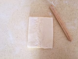香浓北海道吐司,从中间包起来，不够长的地方轻轻拉一下面团，把缝隙处捏实（我指甲有点长，所以有些指甲印）