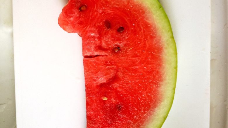 #清凉一夏#DIY 纯水果西瓜棒冰,在距离边缘3厘米处切片，成厚薄均匀的半月形