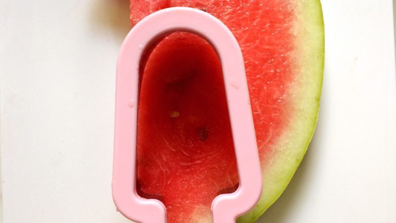 #清凉一夏#DIY 纯水果西瓜棒冰,放入模具在西瓜片上