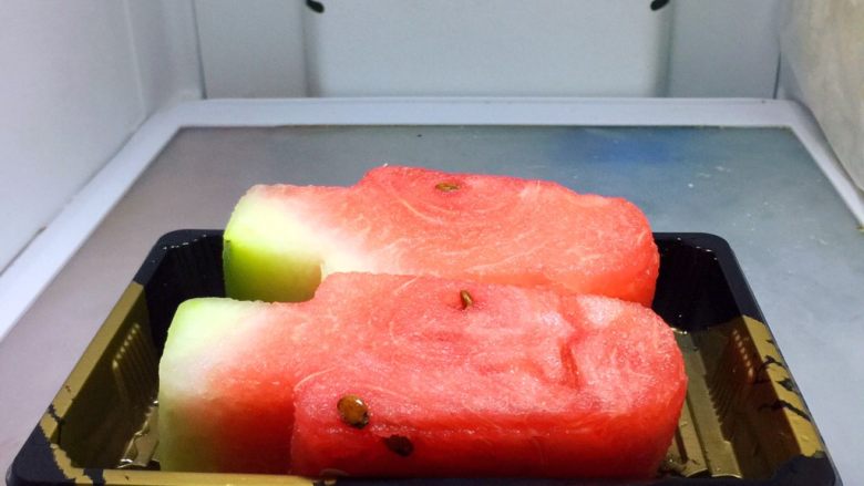 #清凉一夏#DIY 纯水果西瓜棒冰,放入冰箱冷冻室，冷冻2-4小时