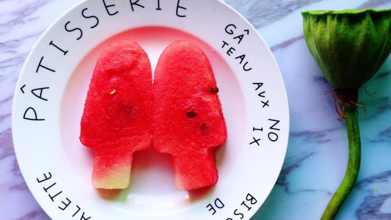 #清凉一夏#DIY 纯水果西瓜棒冰,取出的西瓜冰棒放入盘子中