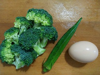 轻断食日晚餐-秋葵水蛋沙拉,备好需要料理的食材