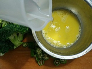轻断食日晚餐-秋葵水蛋沙拉,往打散的鸡蛋液中加入温水（比例是1：2，水的多少取决于鸡蛋的大小，如果鸡蛋一个重50g，则需要100ml温水）