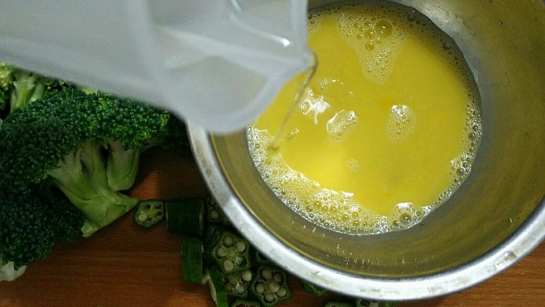 轻断食日晚餐-秋葵水蛋沙拉,往打散的鸡蛋液中加入温水（比例是1：2，水的多少取决于鸡蛋的大小，如果鸡蛋一个重50g，则需要100ml温水）