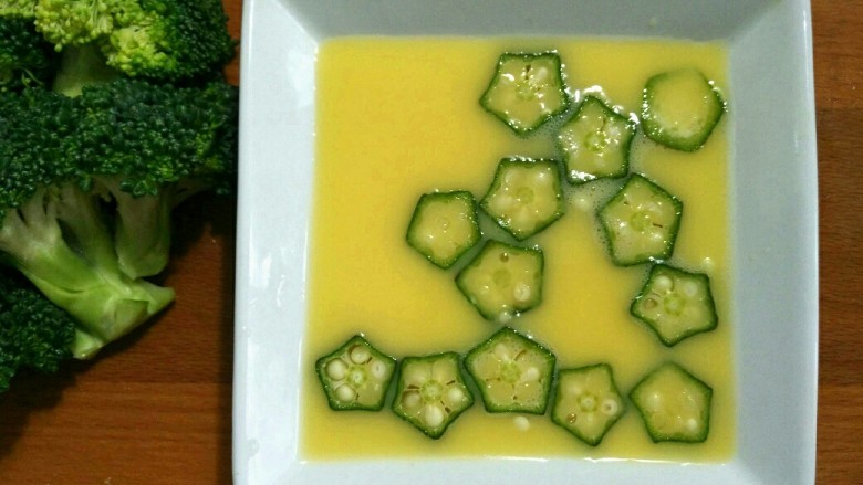 轻断食日晚餐-秋葵水蛋沙拉,把切好的秋葵置于水蛋液之上（根据容器口径的大小放入半根或一根的量）