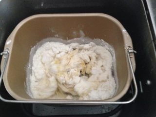 酥粒蔓越莓奶酪卷,将除黄油外的主面团材料倒入搅拌桶中，启动面包机搅拌程序，将其面团搅打出筋（大约需要35分钟）