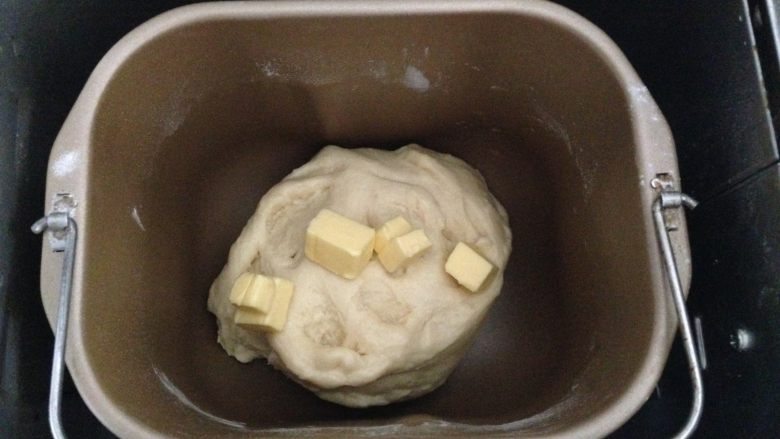 酥粒蔓越莓奶酪卷,加入室温下软化的黄油