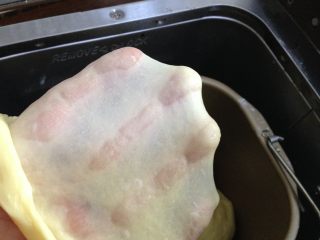 酥粒蔓越莓奶酪卷,继续搅打至面团能拉出光滑的薄膜即可（10分钟左右），放入温暖湿润处发酵至两倍大