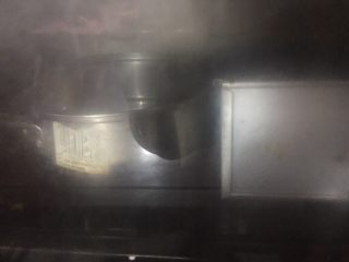黑巧克力大理石吐司,放在烤箱发酵，并放入一锅开水增加湿度
