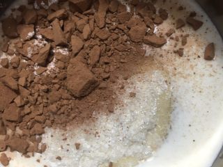黑巧克力大理石吐司,牛奶、高粉、淀粉、糖、可可粉放在盆里