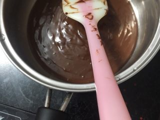 黑巧克力大理石吐司,倒入锅里