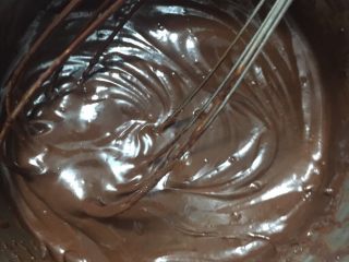 黑巧克力大理石吐司,混合搅拌均匀