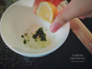 夏日西柚MOJITO,剩下的柠檬把汁挤进捣烂的薄荷里。