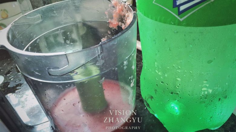 夏日西柚MOJITO,打好的汁和<a style='color:red;display:inline-block;' href='/shicai/ 10115'>雪碧</a>放置一边备用，这边<a style='color:red;display:inline-block;' href='/shicai/ 10115'>雪碧</a>的用量大概是西柚汁的两倍，也可按自己口味添加减少。