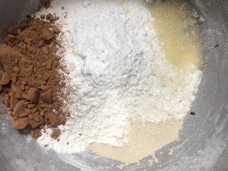 巧克力酱夹心面包,加入可可粉、高粉、酵母、糖、盐