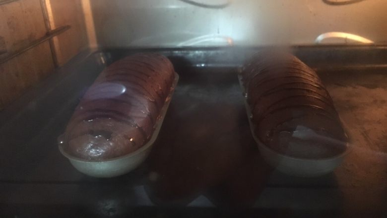 巧克力酱夹心面包,烤箱180度预热，烤约20分钟，出炉脱模放凉
