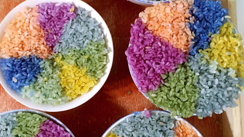 植物染色的花米饭,搭配好颜色，加水，依据自己喜欢的酸硬度加！