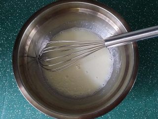 豆乳盒子,第二步：制作豆乳盒中的蛋糕坯
豆浆A+玉米油A拌至完全乳化
