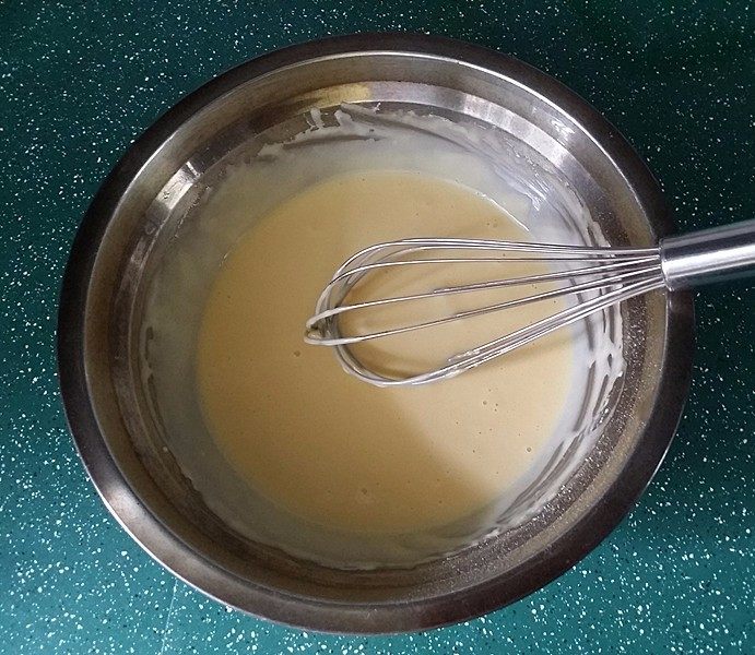 豆乳盒子,拌好的蛋黄糊放至一旁备用