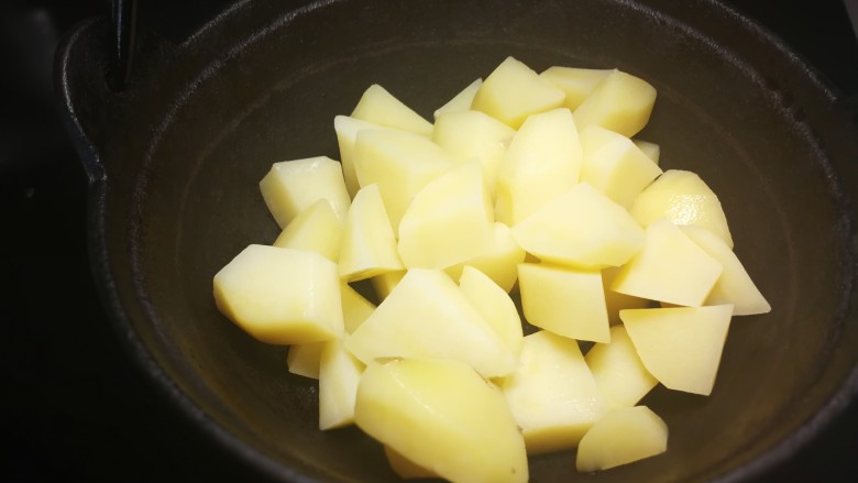 牛肉炖土豆,铸铁锅或者砂锅放入土豆