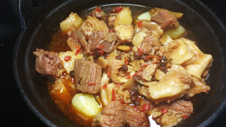 牛肉炖土豆,放入高压锅中已经熟了的牛肉以及汤，中小火慢炖十分钟