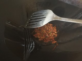 牛肉炖土豆,锅烧热倒油入藤椒炒香