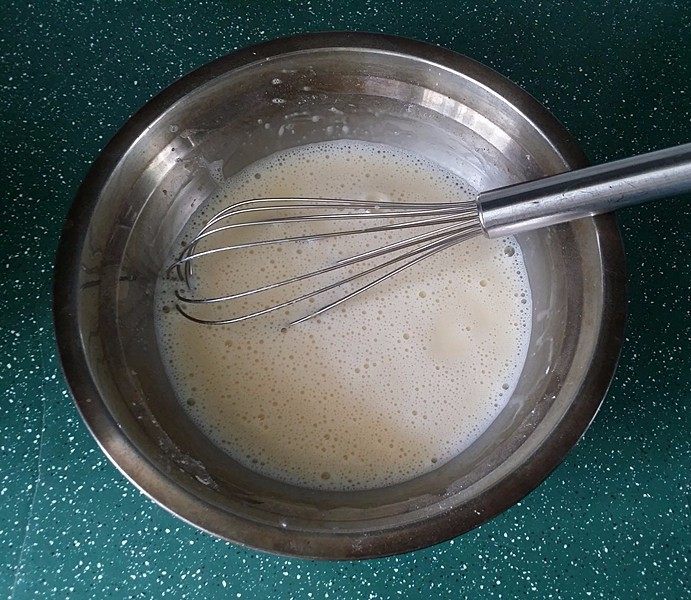 豆乳盒子,用手动打蛋器拌均后倒入不粘锅中
