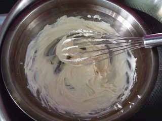 豆乳盒子,将奶油奶酪B放至小盆中，隔水边加热边搅拌至顺滑