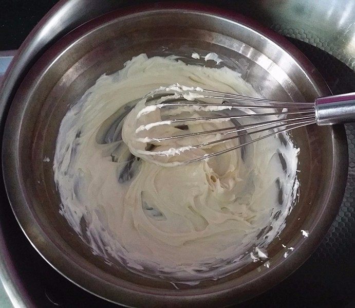 豆乳盒子,将奶油奶酪B放至小盆中，隔水边加热边搅拌至顺滑