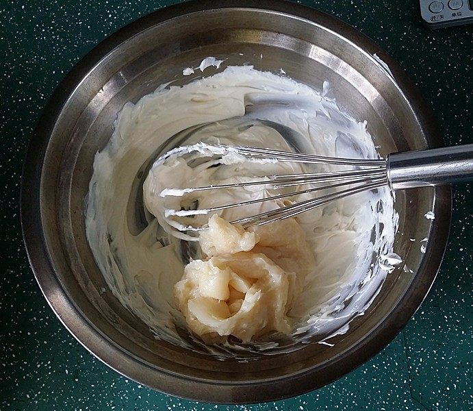 豆乳盒子,分次将鸡蛋豆浆糊放至奶油奶酪中，可移至刚刚加热好的热水锅中快速搅拌