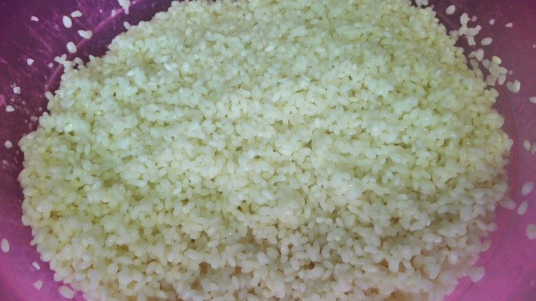彩米花生香菇肉粽,上色成这样淡淡的黄色即可