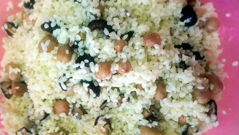 彩米花生香菇肉粽,加入泡好的花生，香菇，加适量盐和腌制肉的汁倒进去，用手抓均匀。