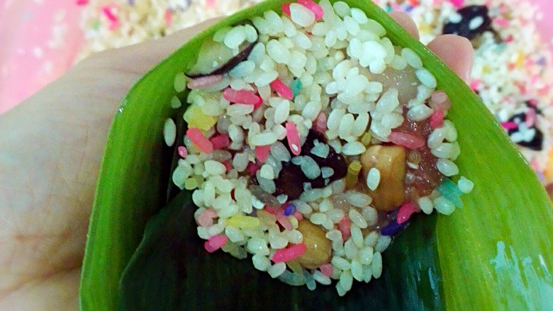 彩米花生香菇肉粽,在肉上面在放一层米，记住不要太满哦