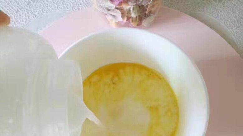 宝宝辅食❥宝宝香酥蛋挞,加入泡好的奶粉搅拌均匀