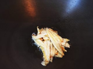 台灣傳統小吃 - 白菜滷,待油鍋上的油紋呈細條狀表示熱鍋完成，放入扁魚