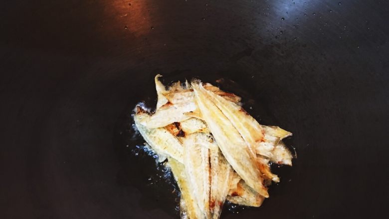 台灣傳統小吃 - 白菜滷,待油鍋上的油紋呈細條狀表示熱鍋完成，放入扁魚
