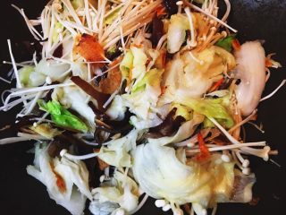 台灣傳統小吃 - 白菜滷,整鍋食材拌勻翻炒