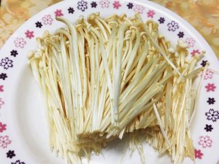 台灣傳統小吃 - 白菜滷,將金針菇洗淨備用
