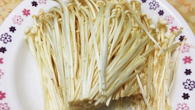 台灣傳統小吃 - 白菜滷,將金針菇洗淨備用